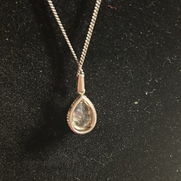 Elegant Silver Teardrop Pendant Necklace - Picture 2 of 3